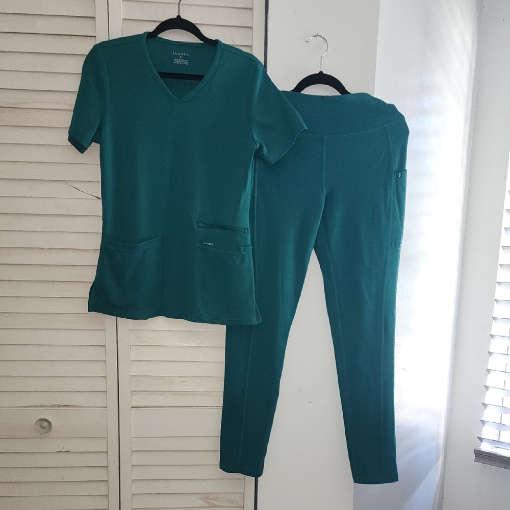 JAANUU TEAal V-Neck Scrub Set in HIGHWAIST SMALL